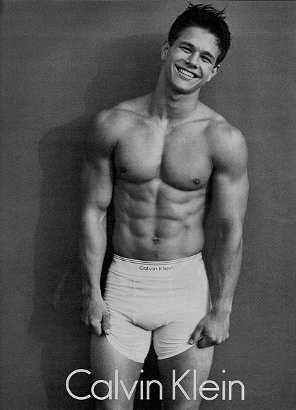 Mark Wahlberg, tehdy známý jako raper Marky Mark v reklamě na spodní prádlo CK. 